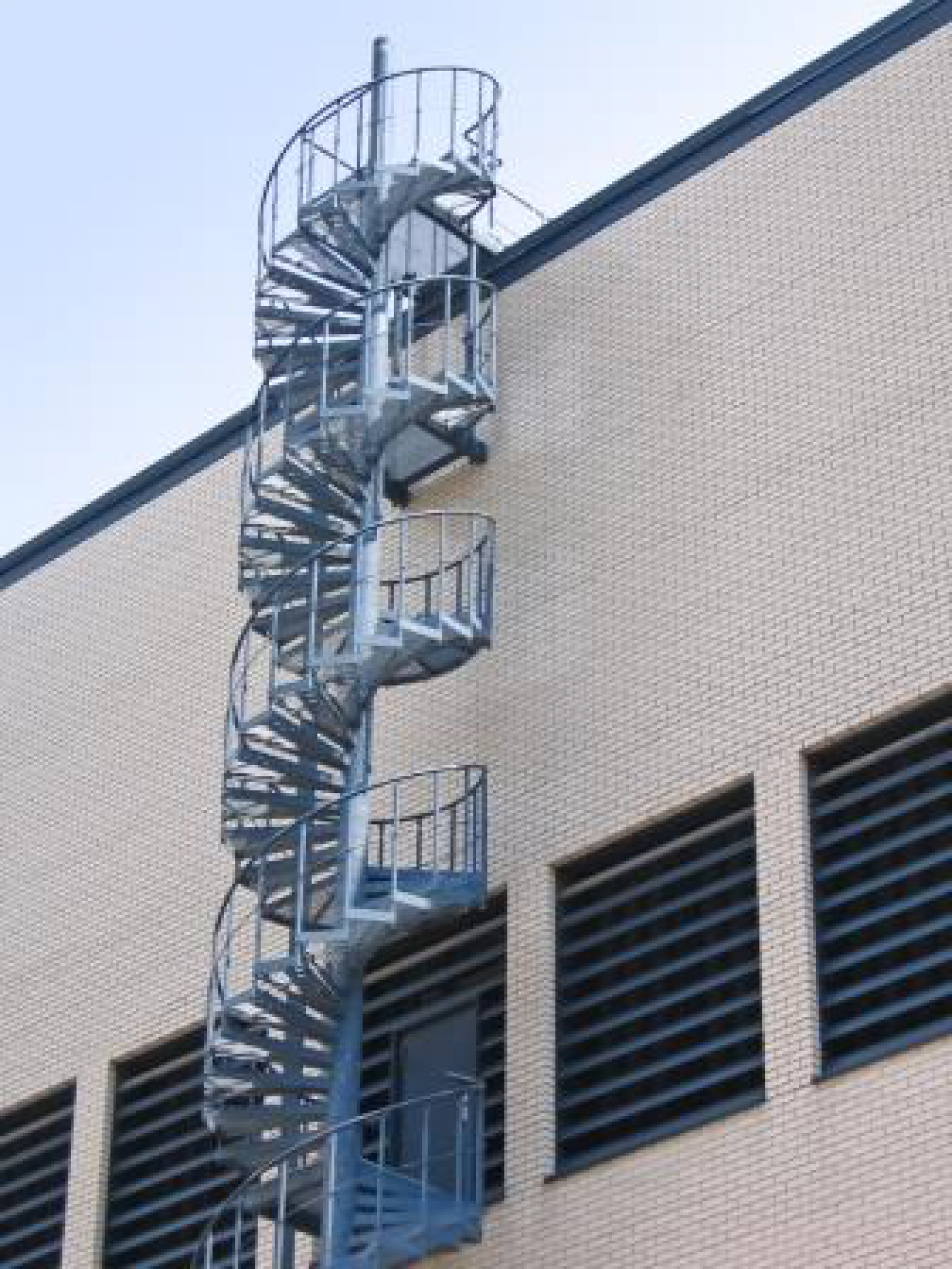 Een keuring van trappen en ladders is verplicht jaarlijks uit te voeren, maar niet noodzakelijk door een keuringsorganisme.