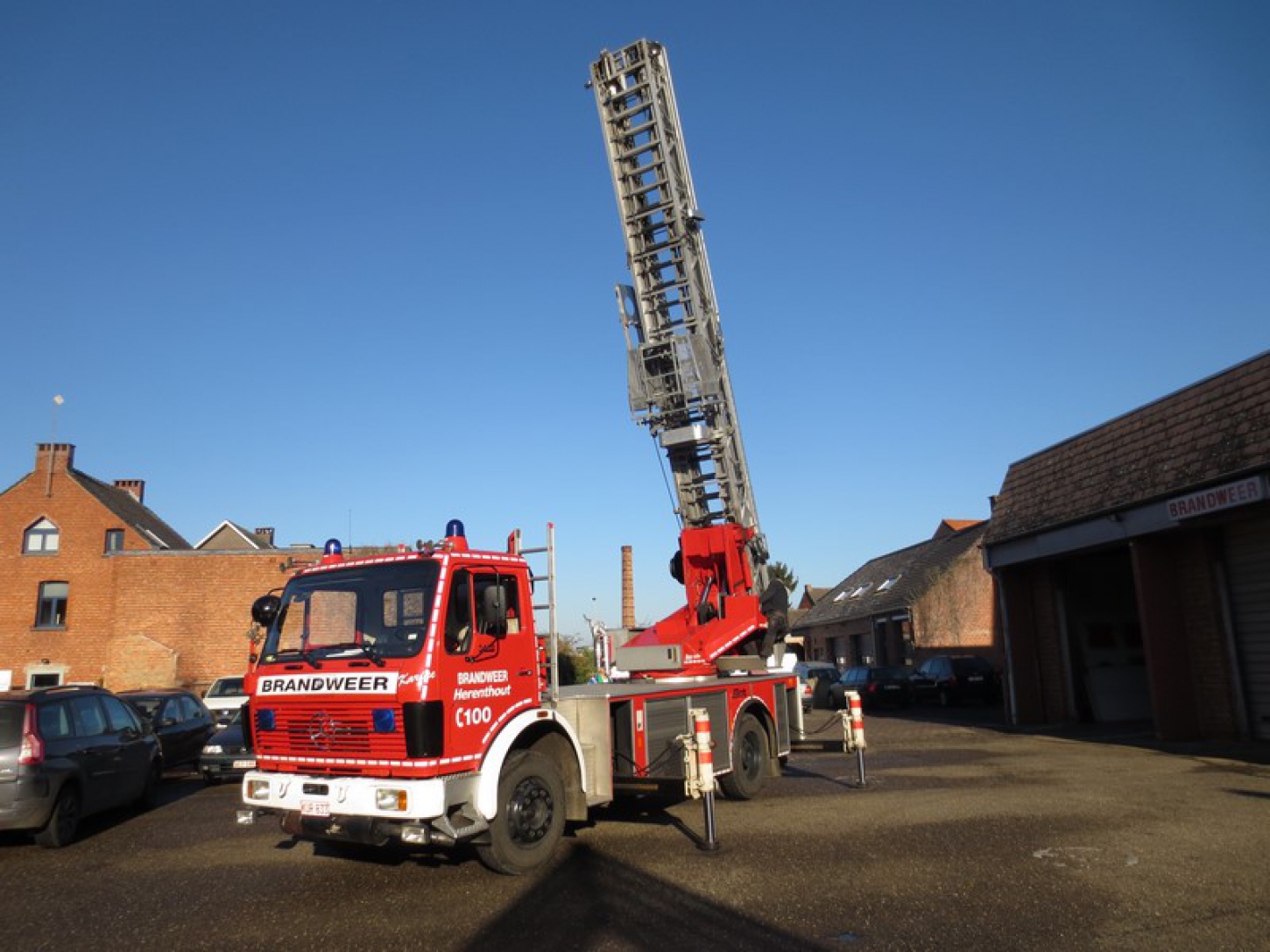 Een brandweerwagen kan ook beschikken over een hoogwerker om snel te kunnen ingrijpen bij noodgevallen op hoogte, een keuring is hier verplicht.