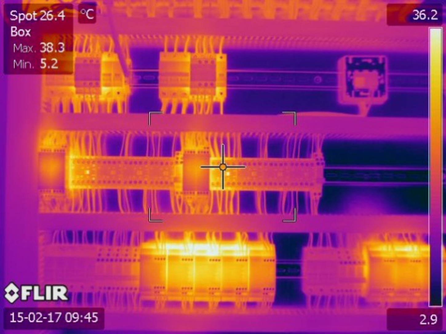 Bij thermografie van een elektrische installatie wordt een warmtebeeld gemaakt van deze installatie.