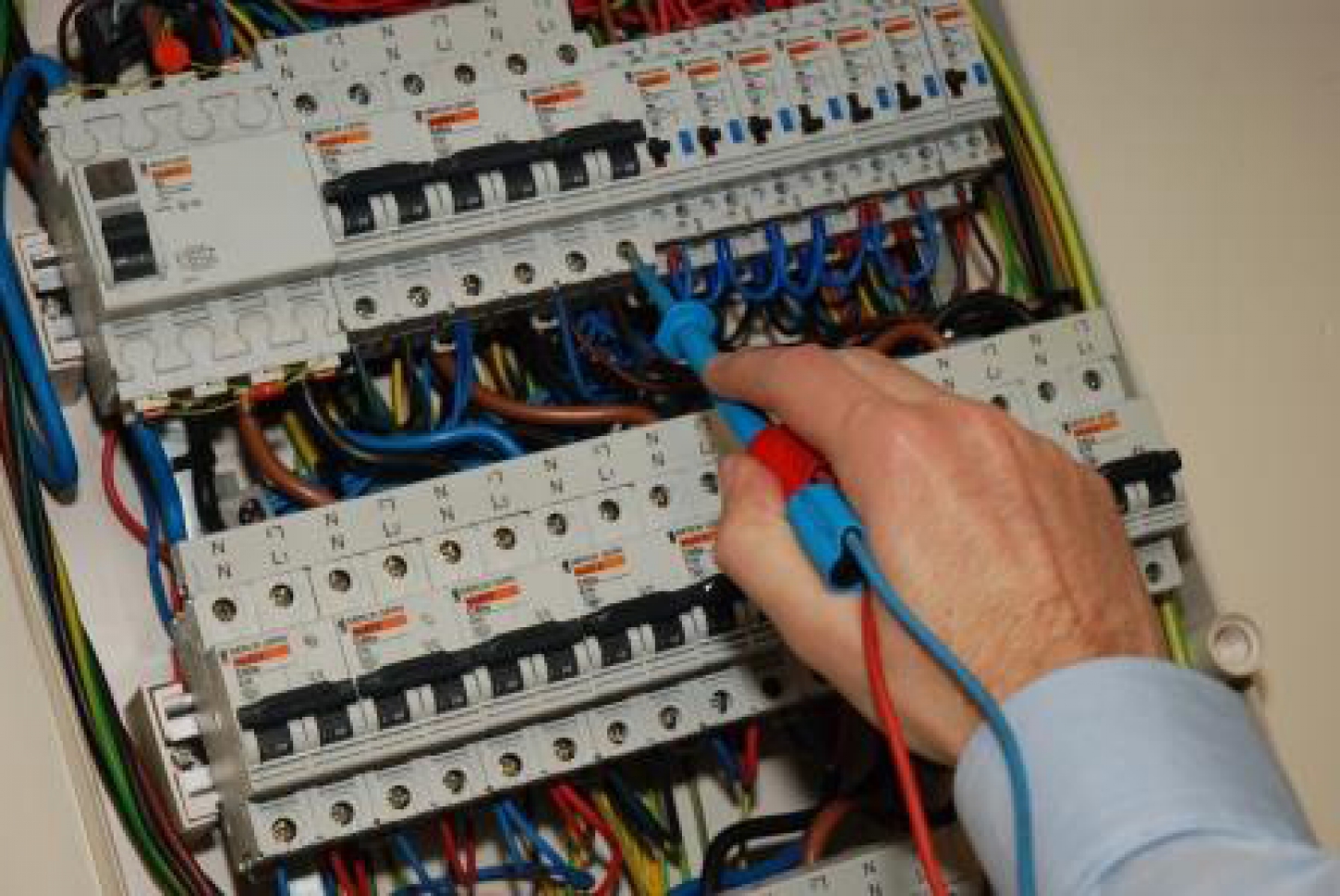 Door een risicoanalyse van de laagspanningsinstallatie uit voeren, worden de risico's van de elektrische installatie in kaart gebracht.