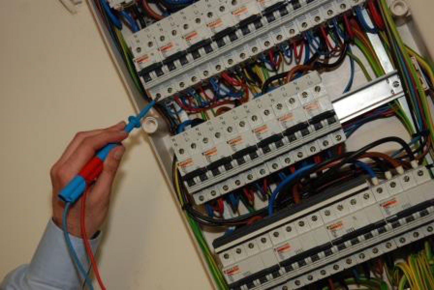 Le tableau électrique est l’un des nombreux points qui sont vérifiés lors du contrôle de l’installation BT.