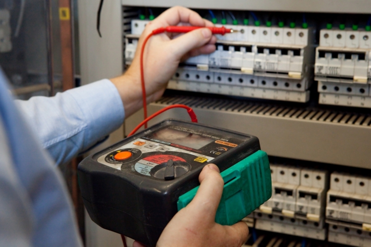 Les contrôles de l’électricité pour les entreprises disposant d'installations à basse tension ont lieu tous les 5 ans.
